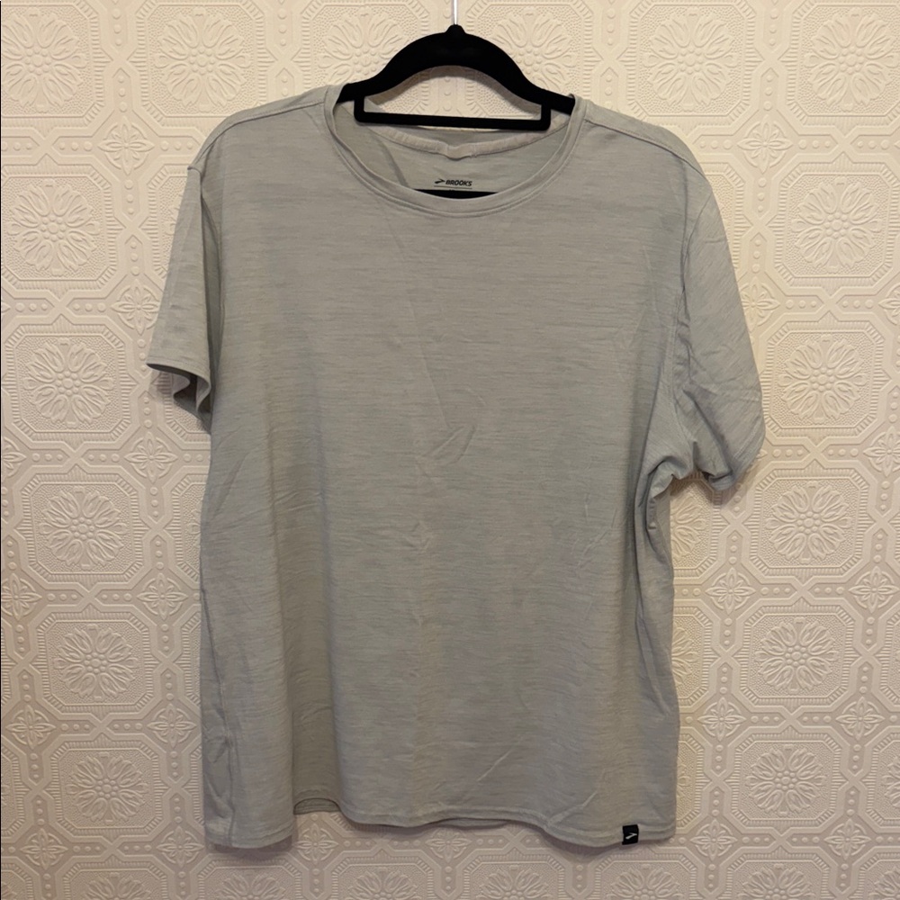 ⭐️ Brooks Soft Gray Short Sleeve Tee Size XL